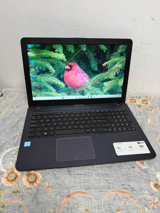 Laptop Slim Impecabil Asus VivoBook 15  /  Intel Core i5 Gen 8 / 8GB RAM ddr4 / Stocare 256GB SSD Samsung Evo  / Display 15,6 Full HD /