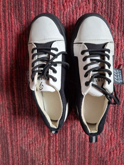 Кроссовка таза бір рет киілген