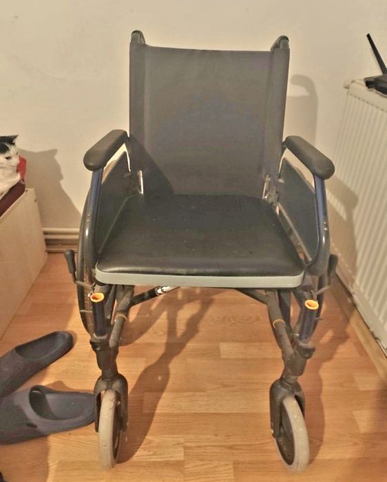 Carut cu rotile pentru persoane cu dizabilități sau handicap