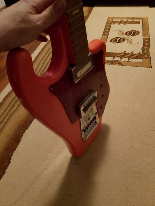 Продам  электро гитару