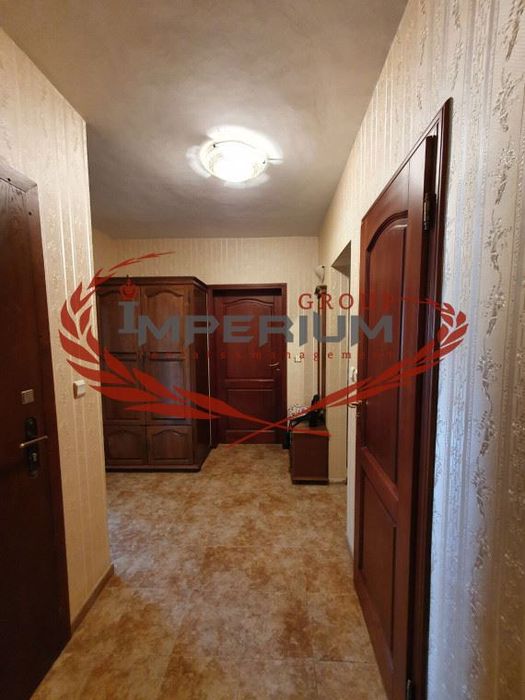 Двустаен обзаведен апартамент  с ПАРКОМЯСТО под наем в района на кв.