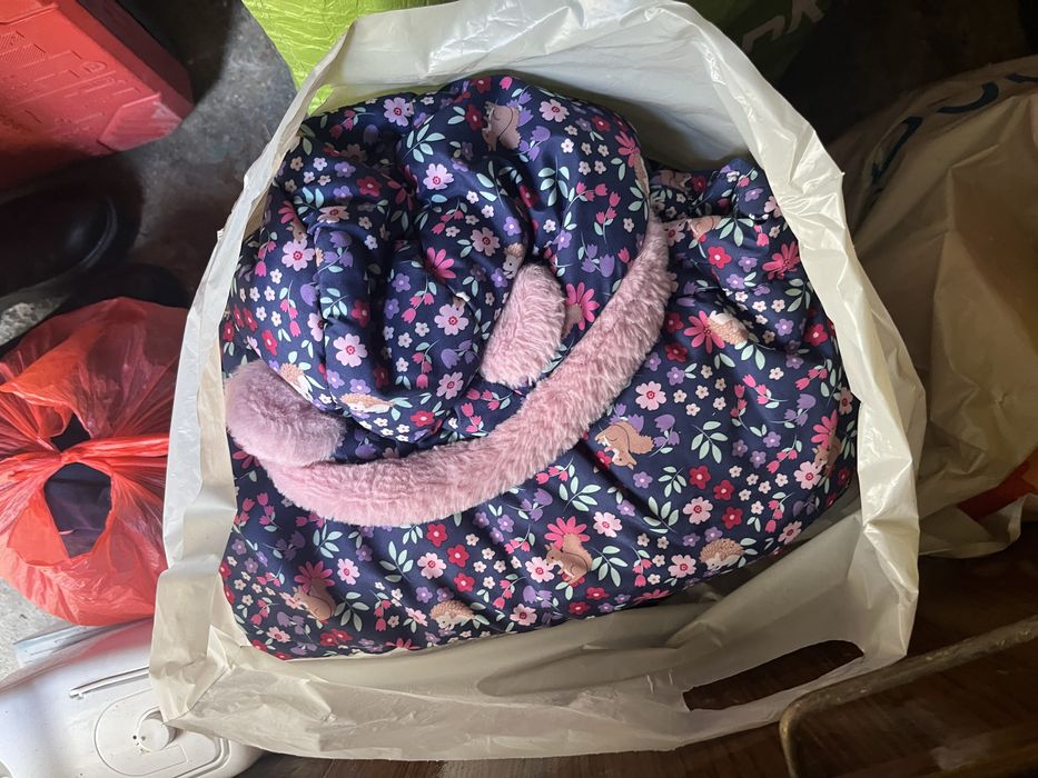 Подарявам чанта с дрехи за момиче