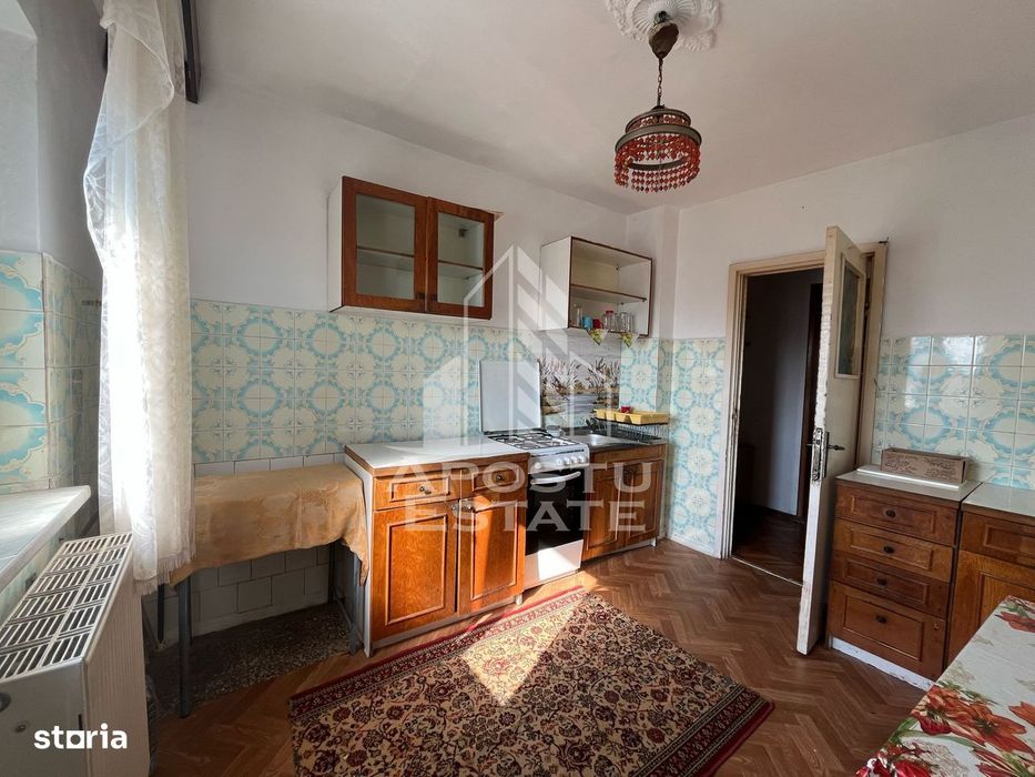 Apartament cu 3 camere, decomandat, situat in zona Sagului