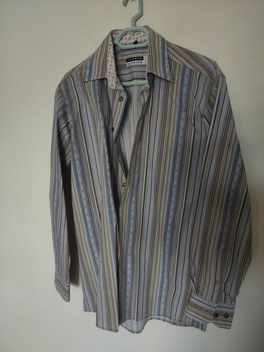 cămăși cu mânecă scurtă sau lungă cu mărimi diferite și modele diferit