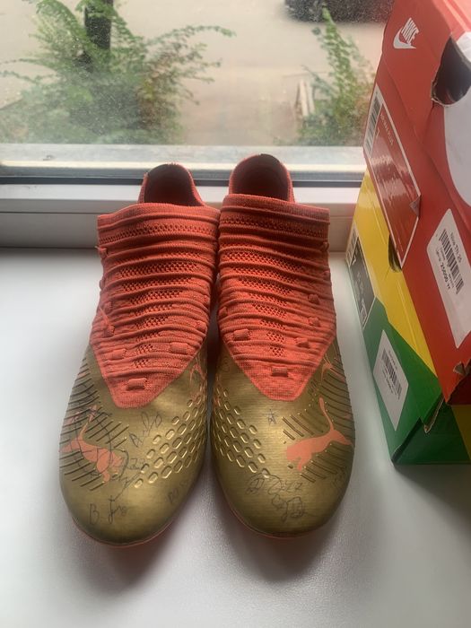 Футбольные кроссовки