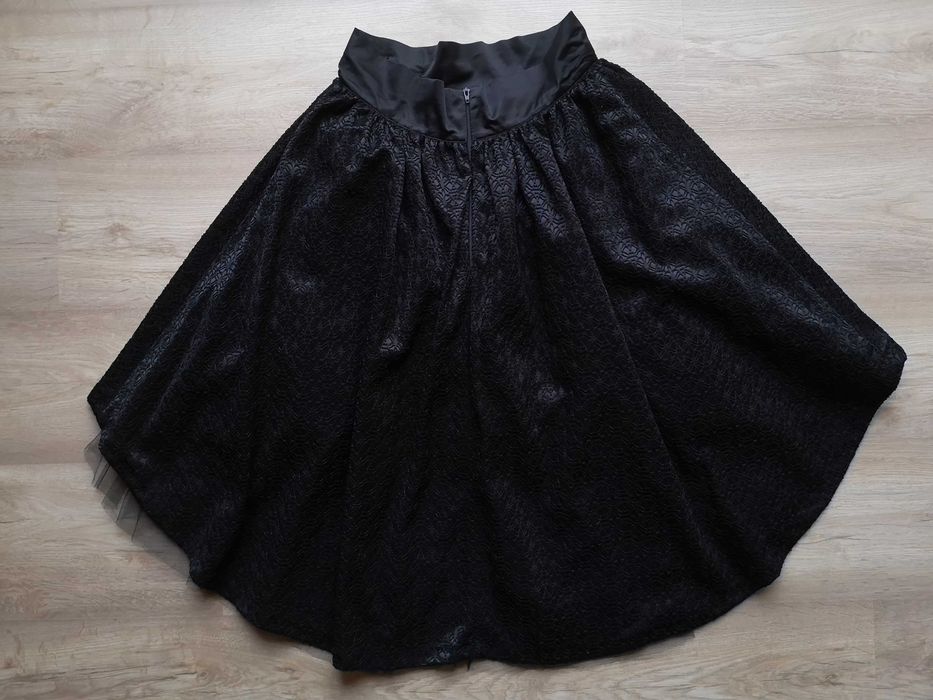 Junona черен костюм с ефектна пола