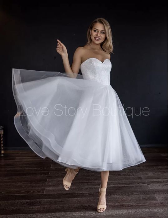 Свадебное платье длиной миди.