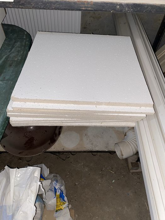 Vand 4 corpuri de iluminat tavan casetat si 10 plafoane toate 40 lei