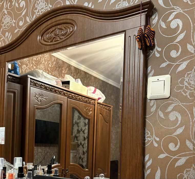 Шкаф продам вместительный и зеркало