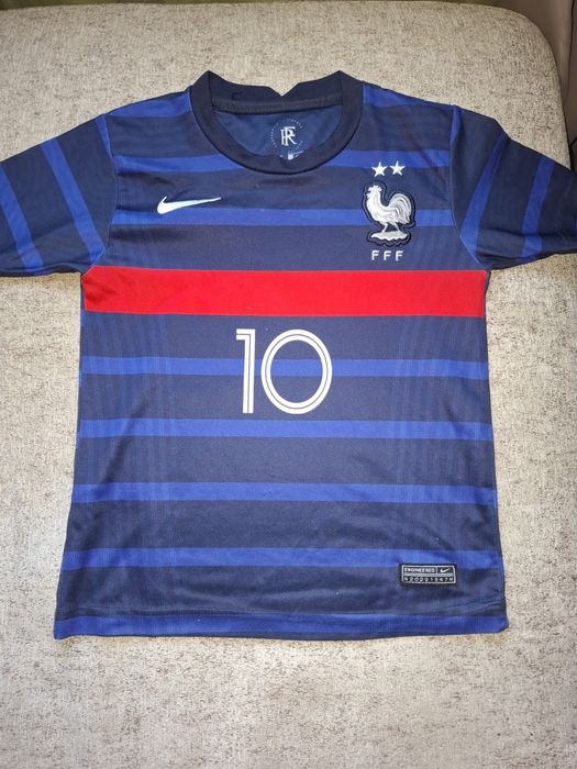 Детски футболни екип и тениска