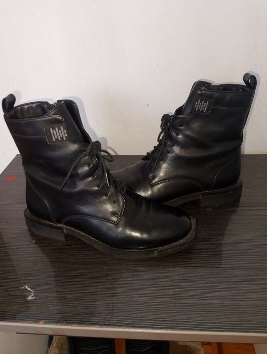 Продам женские ботинки