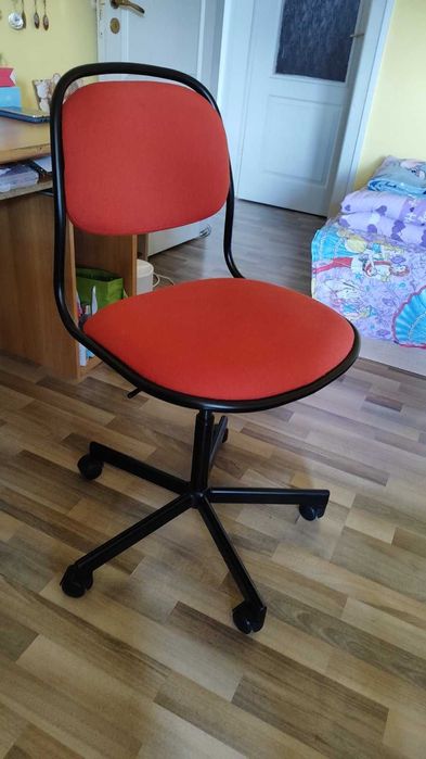 Червен офис стол