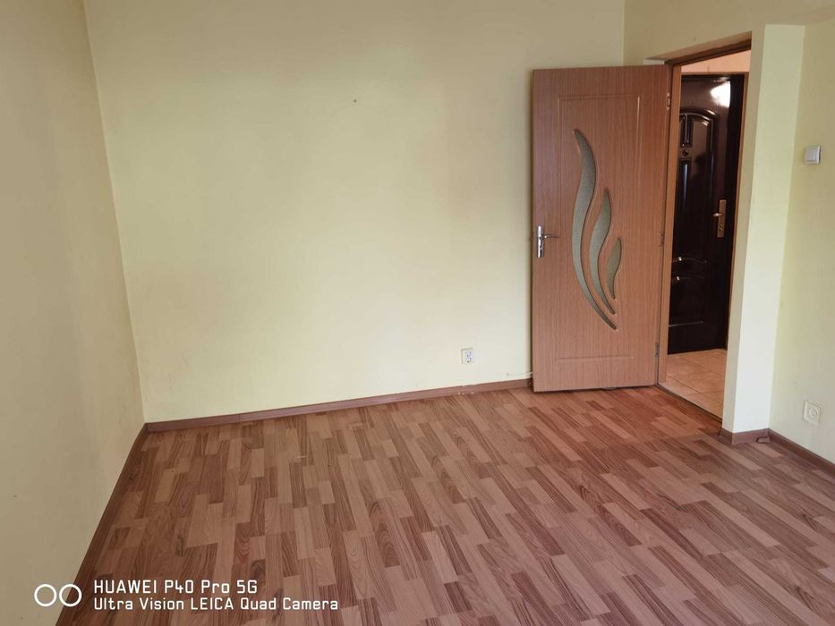 Vand urgent apartament cu centrala pe gaz, decomandat, parter, zona Spitalul Judetean.