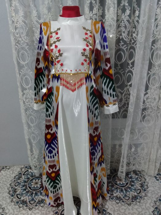 Ansambil va kelinlik liboslari sotiladi