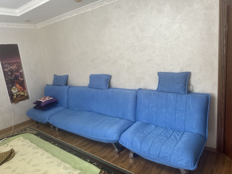 Продается 4-х местный диван с двумя креслами