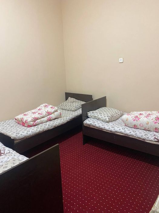 Mexmon uyiga kunlik xamda oylik turadiganlar uchun xonalar mavjud