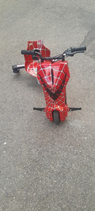 Vând tricicleta de drifturi electrica ca nou