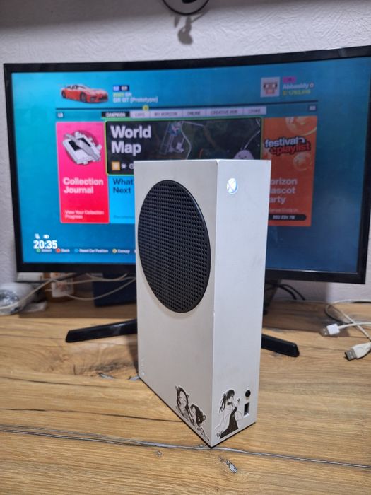 XBOX Series S в хорошем состоянии