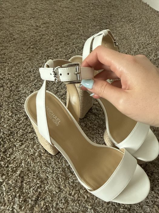 нови сандали Michael Kors
