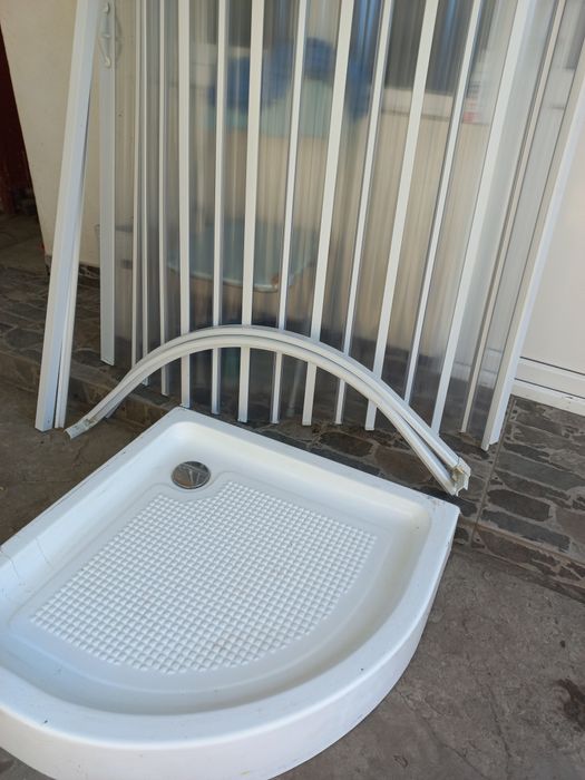 Oglindă, chiuvetă cu baterie și cabinuță duș cu cădiță