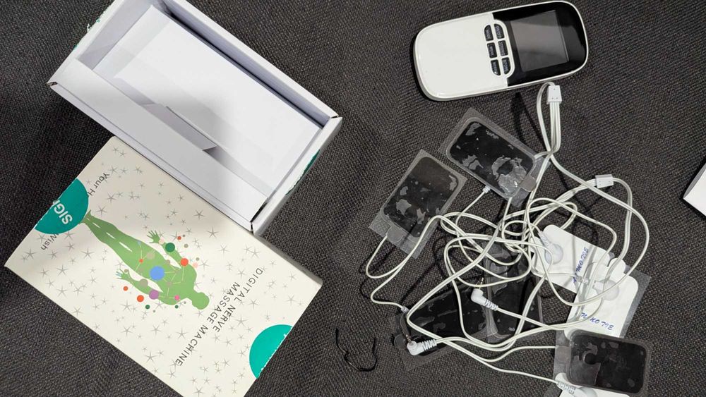 Aparat Electrostimulator muscular cu 3 ieșiri, 8 programe, TENS și EMS