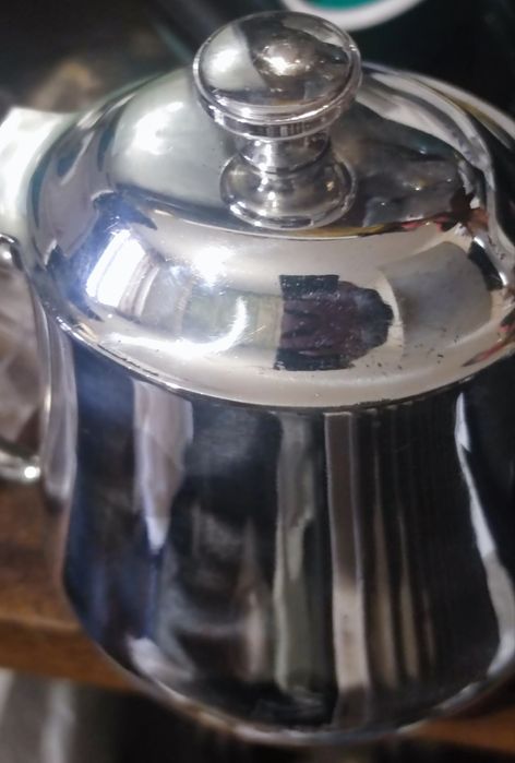 Продавам посребрена каничка за мляко, сметана и други.много запазена.