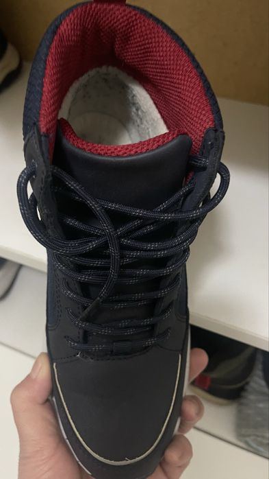 Бу  балаларға арналған аяқ киімдер сатылады