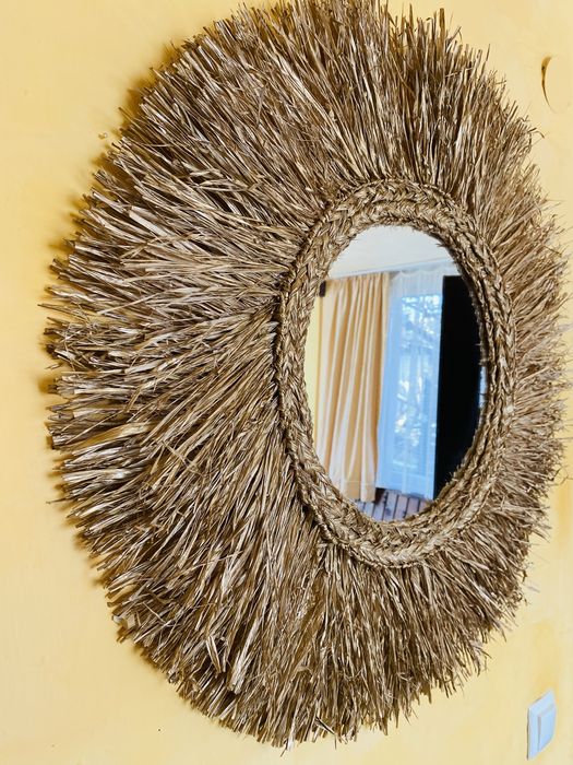Огледало с рамка от естествена рафия – бохо акцент с характер!