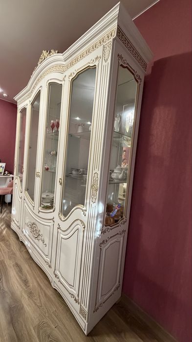 Продам шкаф,стол,8 стульев набор