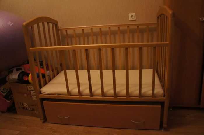 Продам Детскую кровать маятник с матрасом