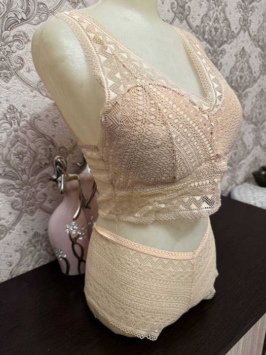 Бежевое кружевное бельё комплект новый