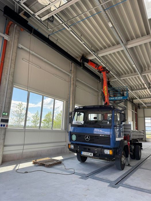 Камион с кран – транспорт и разтоварване на материали