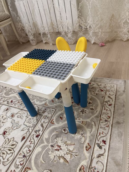 Столик с  конструктором