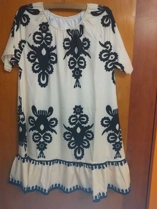 Vand diverse bluze, rochii si body cu paiete.