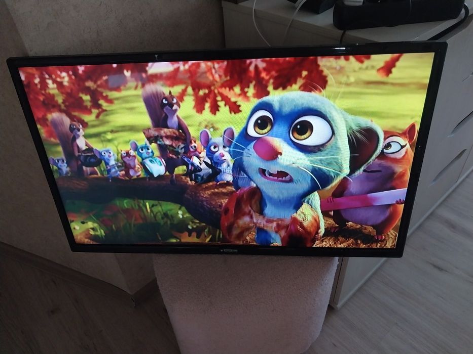 Телевизор LG 81см. Не смарт. Читает флэшку.