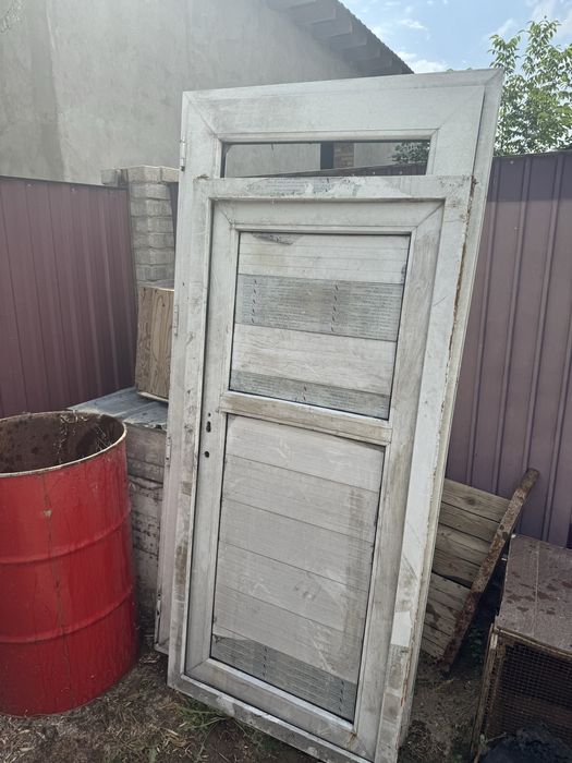 Продам пластиковые двери бу