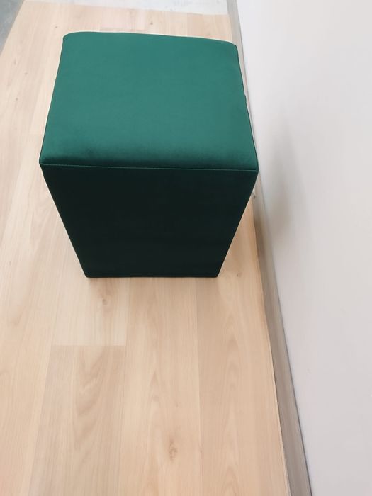 Vând taburet cub patrat din catifea verde smarald taburel