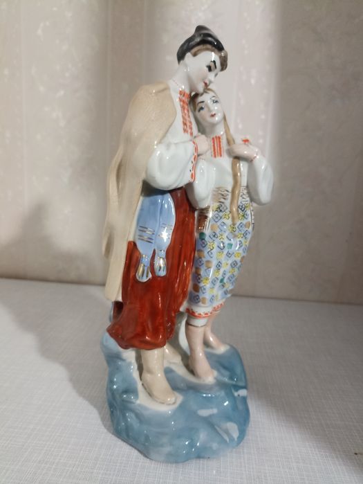 Продам фарфоровую статуэтку