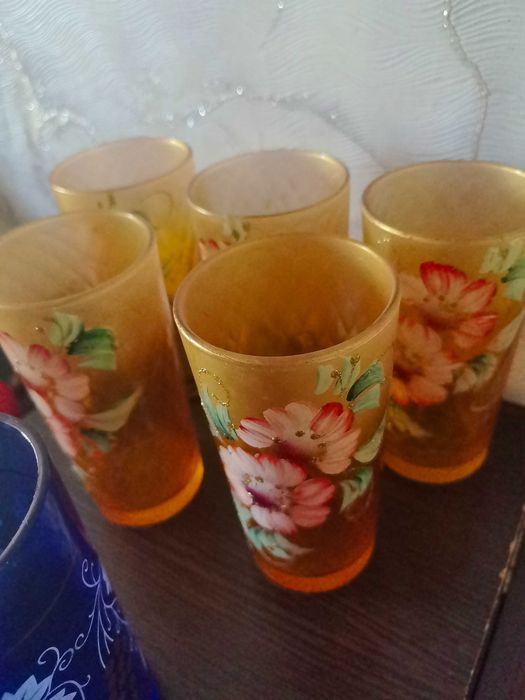 Стеклянные стаканы с цветочным рисунком