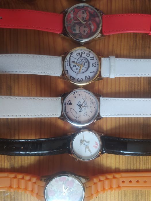 Часы наручные универсальные.