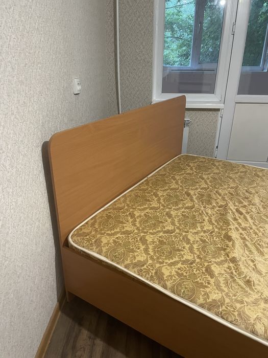 Кровать и 2 тумбочки