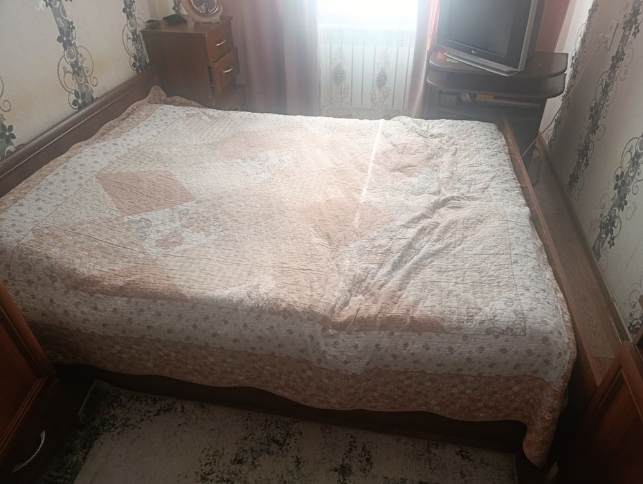 Продам спальный кровать и  шкаф