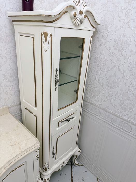 Пенал и зеркало в классическом стиле