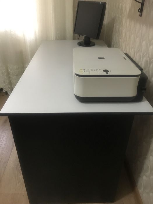 Большой, письменный стол