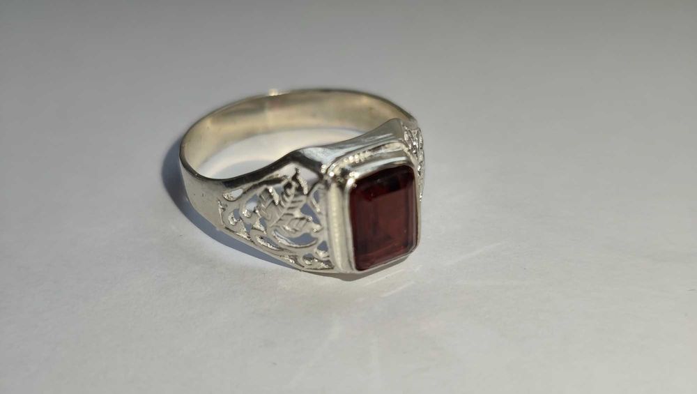 Кольцо серебряное с натуральным ГРАНАТ ом