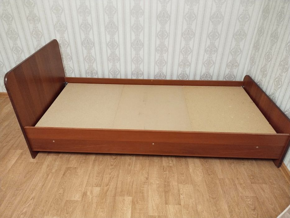 Продам кровать без матраса