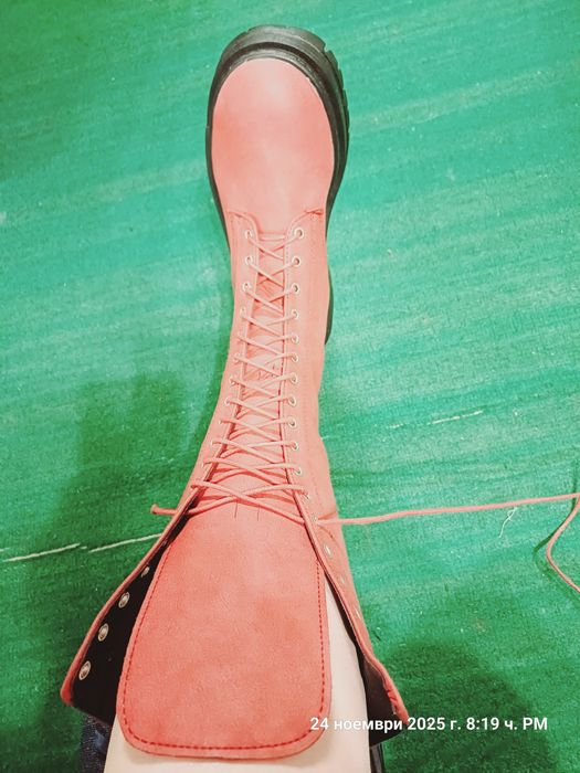 Червени ботуши с връзки