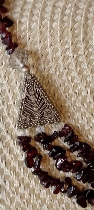 Украшение из натуральных камней.