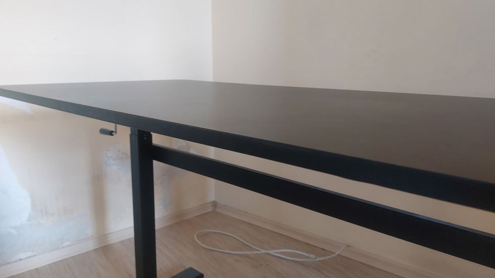 Бюро с ръчно регулиране на височината BRATECK Sit-Stand, черно, 140x60