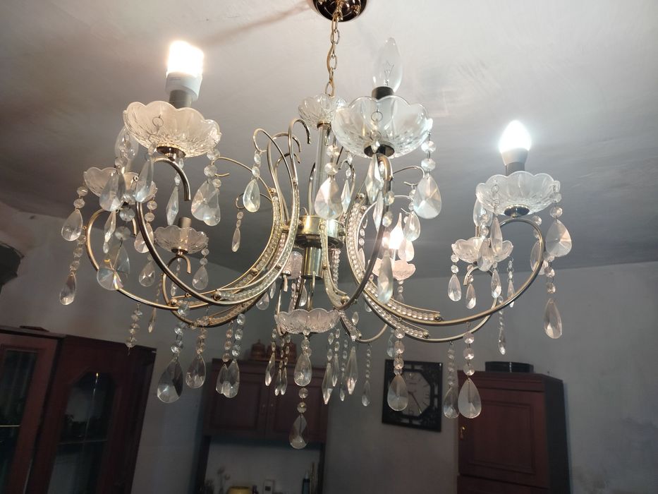 золотые шторы и хрустальная люстра